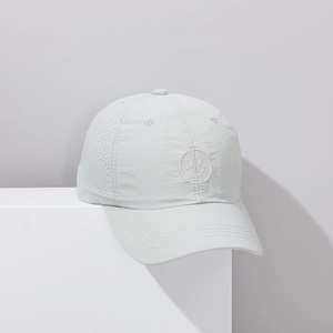 Vue détaillée d'une casquette de baseball enfant gris clair avec un motif de smiley brodé.