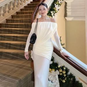 Elegantes weißes schulterfreies Maxikleid mit langen Ärmeln und Falten an der Taille