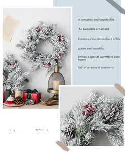 Détails d'aiguilles de pin givrées, pommes de pin et baies rouges sur couronne de Noël