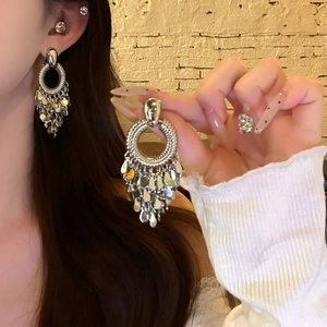 Silberne Quasten-Creolen mit gestuften Metall-Pailletten im luxuriösen Boho-Stil