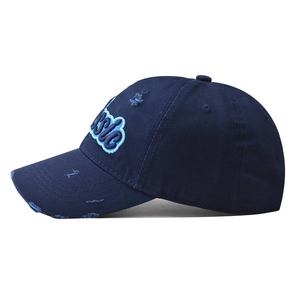 Detalle del bordado Classic en gorra de algodón azul marino con efectos de desgaste retro