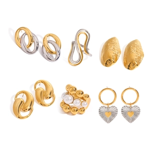 Parure de bijoux en acier titane avec boucles d'oreilles bicolores et bague en perle