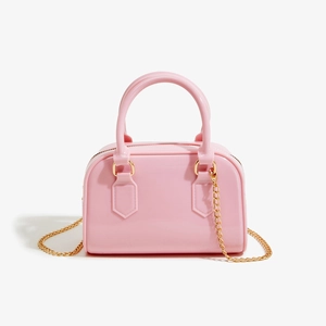Vue détaillée du sac jelly rose en PVC brillant avec bandoulière en chaîne dorée