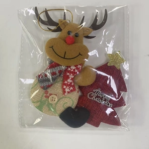 Dettaglio di addobbo per albero di Natale in tessuto con renna e scritta Merry Christmas