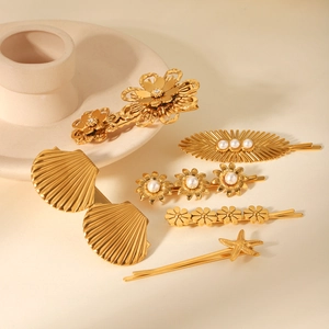 Ensemble de six barrettes dorées ornées de perles, de coquillages et de motifs floraux