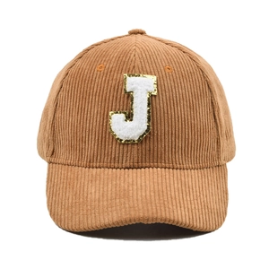 Detail der Cord-Baseballkappe mit J-Chenille-Patch und goldenem Glitzer-Stickerei