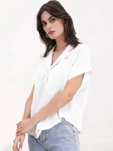 Camicia bianca da donna a maniche corte con colletto a revers e tessuto strutturato