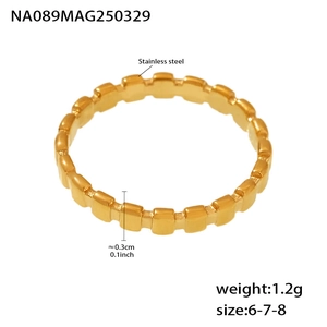Détail d'une bague géométrique en acier doré de 0,3 cm avec les spécifications de taille