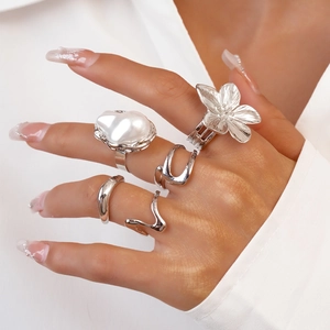 Fünfteiliges Set aus silbernen Metallringen mit unregelmäßiger Blume und Perle für Damen