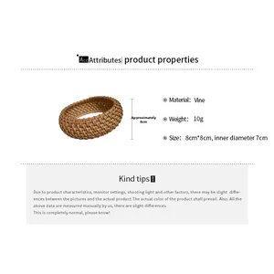 Détail d'un bracelet en rotin tressé à la main avec diamètre intérieur de 7cm et design