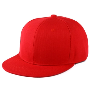 Dettaglio del cappellino da baseball hip hop rosso vivace con visiera piatta a 45 gradi