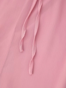 Detailaufnahme von rosa Chiffonstoff mit feinen Rüschen und Kordelzug für Damenkleider