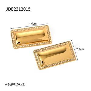 Detail of 18k gold rectangle earrings with diamond inlay and size dimensions