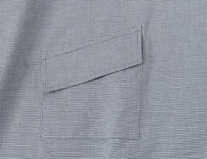 Détail de chemise en popeline pied-de-poule avec poche à rabat et coutures soignées