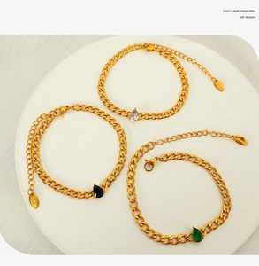 Makroansicht vergoldeter Edelstahl-Cuban-Link-Armbänder mit Teardrop-Edelsteinen