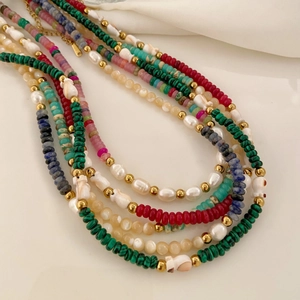 Collana multistrato bohémien con pietre naturali, perle e distanziatori dorati