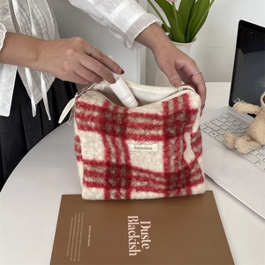 Rood geruite make-up tas van zachte pluche met ruime opbergruimte voor cosmetica