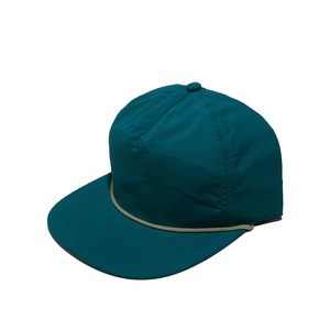 Détail de la casquette plate bleu canard à séchage rapide avec cordelette kaki