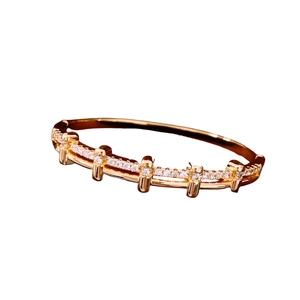 Bracelet plaqué or 18 carats orné de micro-diamants blancs sur fond blanc