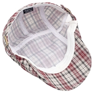 Vue détaillée du béret à carreaux rouges avec bande en coton et boucle réglable