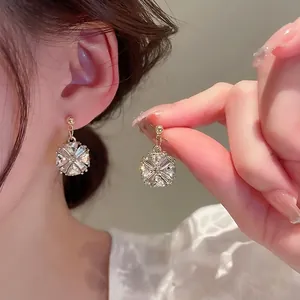Élégantes boucles d'oreilles fleurs dorées avec cristaux de zircon pour un look de luxe