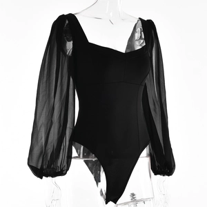Détails des manches bouffantes en tulle transparent et col carré du body noir