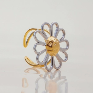 Adjustable stainless steel daisy ring with gold band and silver镂空 petals detail