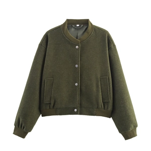 Détail d'une veste baseball en laine vert armée avec boutons-pression en métal et col