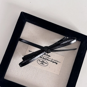 Elegante fermaglio per capelli con fiocco in pelle nera in stile vintage minimalista