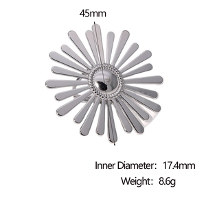 Detailed view of silver sunflower ring showing 45mm outer diameter and 17.4mm inner size
