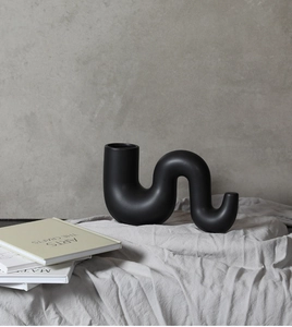Vase en céramique noire mate moderne avec un design incurvé irrégulier en forme de S