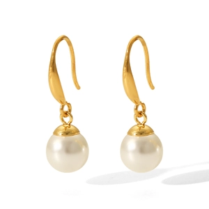 Détail de boucles d'oreilles pendantes en perle dorée avec crochet poli et perle blanche