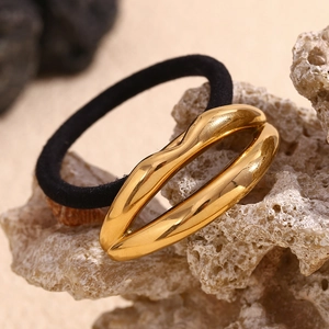 Detail of 18K gold plated lip-shaped metal charm on high-elasticity black hair tie