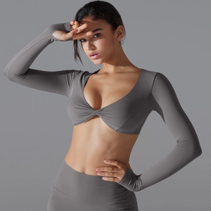 Set yoga grigio da donna con crop top a maniche lunghe e leggings sportivi a vita alta