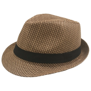 Chapeau fedora classique en paille marron avec ruban noir, vue d'angle de 45 degrés