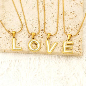 Collana in acciaio inossidabile placcato oro 18K con ciondoli LOVE e inserti bianchi