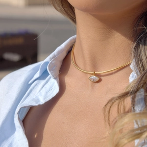 Collier ras du cou doré minimaliste avec pendentif en zircon marquise porté par un mannequin