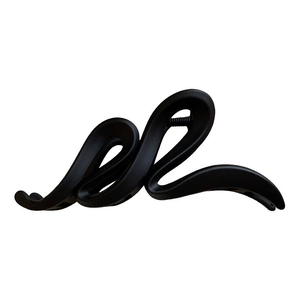 Grande pince à cheveux noire élégante avec design ondulé pour coiffures d'été