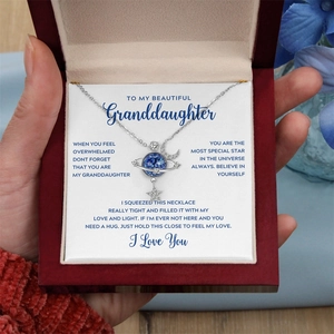 Collier planète cosmos dans un coffret cadeau en bois rouge avec une carte de message