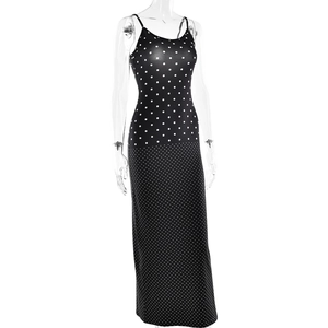 Detailansicht des schwarz-weißen Polka-Dot-Musters am rückenfreien Träger-Maxikleid