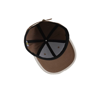 Casquette enfant marron foncé et beige avec détails de doublure intérieure et logo