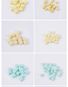 Macro-opname van vierkante PVC-blokjes in pastelgeel en munt voor DIY-taartdecoratie