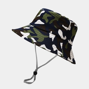 Détail d'un chapeau bob camouflage avec cordon de serrage réglable et tissu résistant