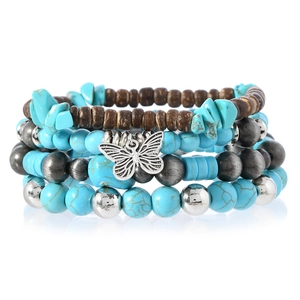 Détail macro de bracelets bohèmes avec perles turquoise et pendentif papillon en argent