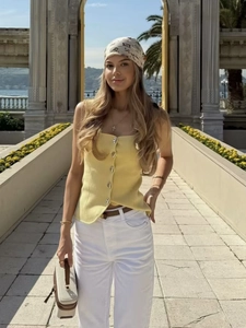 Haut débardeur jaune en tricot avec boutons cœur et ensemble de pantalon blanc chic