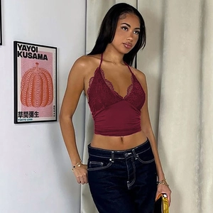 Βαθυκόκκινο εξώπλατο crop top με δαντέλα και δέσιμο στο λαιμό για μοντέρνο στυλ