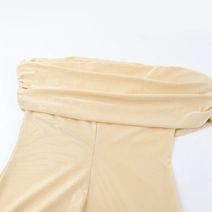 Détail du tissu satiné champagne montrant la texture soyeuse et les coutures de la robe