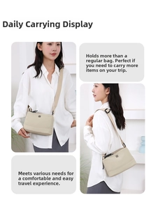 Vue détaillée d'un sac bandoulière en nylon beige avec large sangle réglable et logo