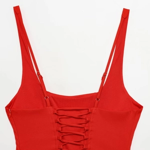 Robe moulante rouge sexy sans manches avec bretelles réglables et laçage au dos
