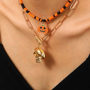 Detalle de collar de Halloween de doble capa con cuentas de calabaza y colgante de calavera